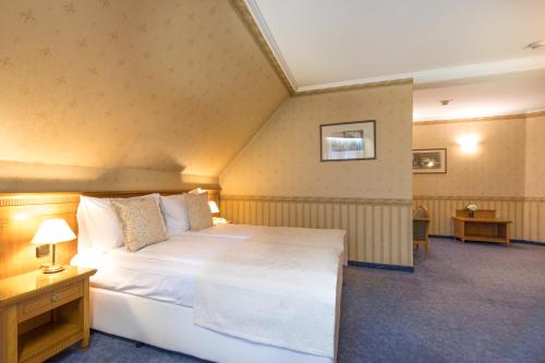Deluxe Junior Suite with Balcony image 2