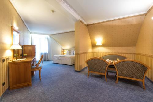 Deluxe Junior Suite with Balcony image 4