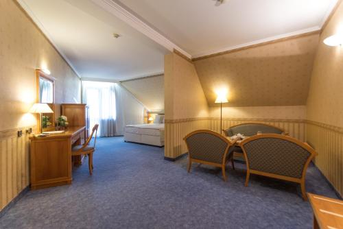 Deluxe Junior Suite with Balcony image 5