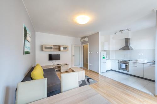 Corvin Plaza Apartments & Suites - image 12