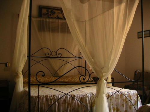 1 queen bed, 1 twin bed