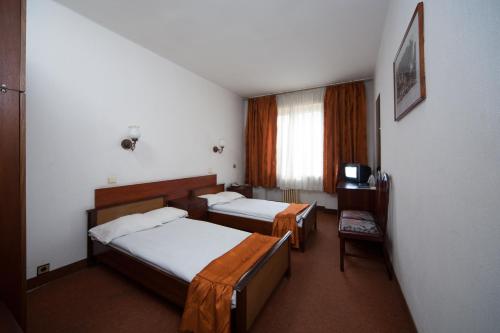 Slavyanska Beseda Hotel - image 2
