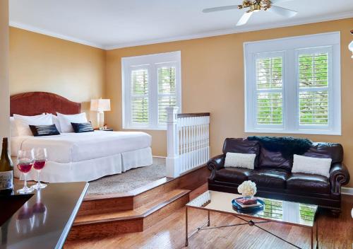 Inn at Carnall Hall in Fayetteville, USA