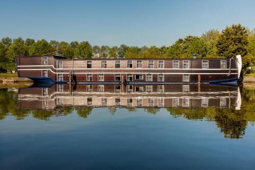 Boat Hotel De Barge, Brügge