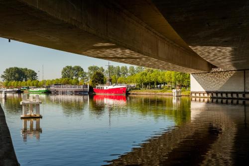 Boat Hotel De Barge - image 2