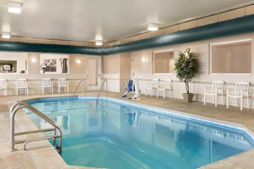 泳池, Country Inn & Suites by Radisson, Indianapolis Airport South, IN in 印第安納波利斯國際機場