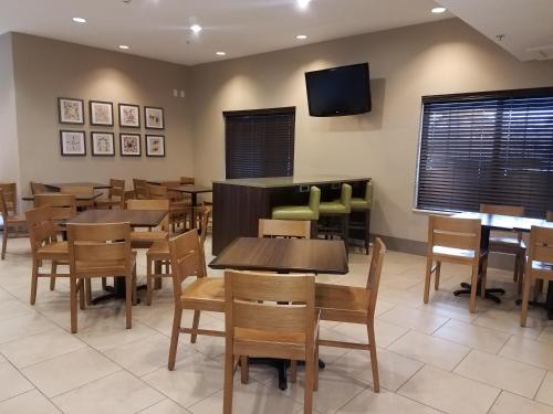 餐廳, Country Inn & Suites by Radisson, Indianapolis Airport South, IN in 印第安納波利斯國際機場