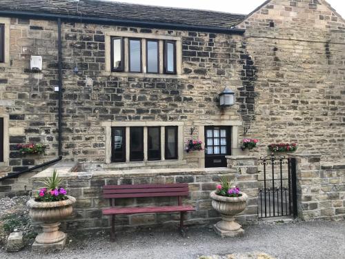 B&B Leeds - The Cottage, cosy 2 bedroom pet friendly perfect for contractors free secure parking,CCTV - Bed and Breakfast Leeds