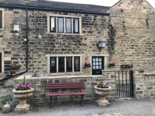 The Cottage, cosy 2 bedroom pet friendly perfect for contractors free secure parking,CCTV, Leeds