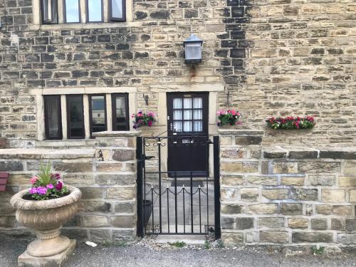 The Cottage, cosy 2 bedroom pet friendly perfect for contractors free secure parking,CCTV, Leeds (photo 4)