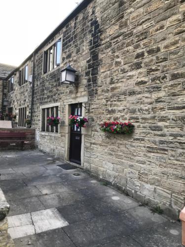 The Cottage, cosy 2 bedroom pet friendly perfect for contractors free secure parking,CCTV, Leeds (photo 5)