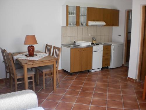 Apartments with a parking space Vir - 13817