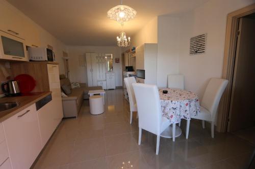 Apartments Saramandic - image 6