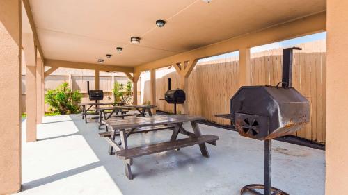 Best Western Plus Carrizo Springs Inn & Suites - 편의 시설/서비스