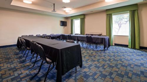 Best Western Plus Carrizo Springs Inn & Suites - 편의 시설/서비스