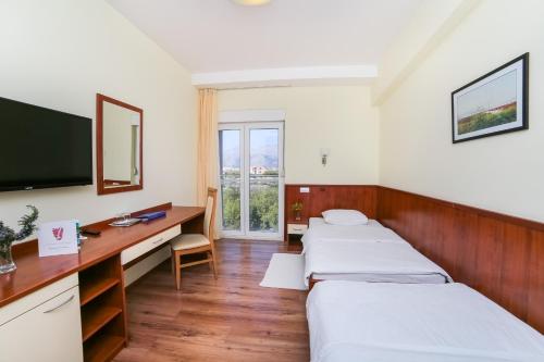 2 twin beds