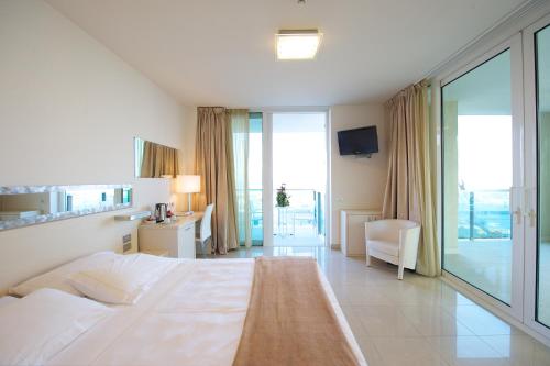 15188930 Mercure Hotel Rimini Artis