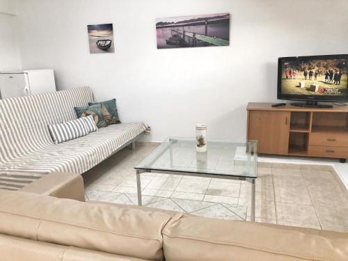 Renovated apt close to beach Wifi AC