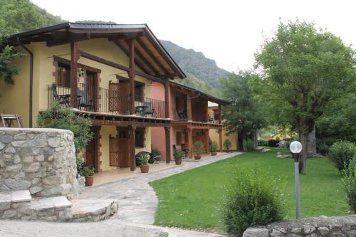 Kert, Apartaments La Taverna dels Noguers in Toloriu