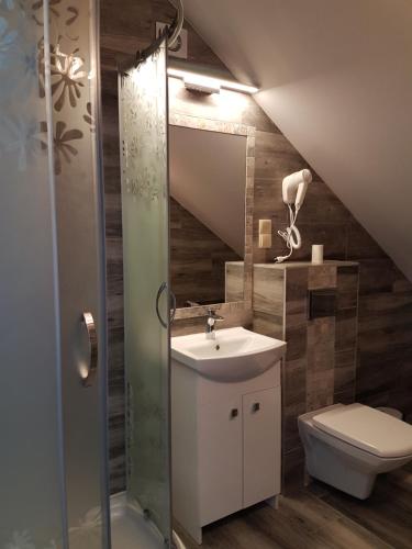 Double Room with Private Bathroom 4