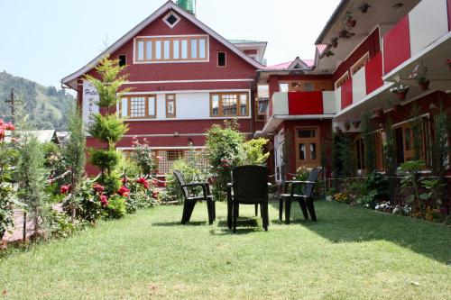 Exterior view, Walisons Hotel in Srinagar