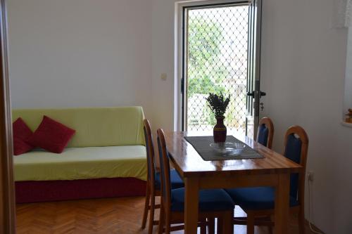  Apartments Bura in Dobropoljana