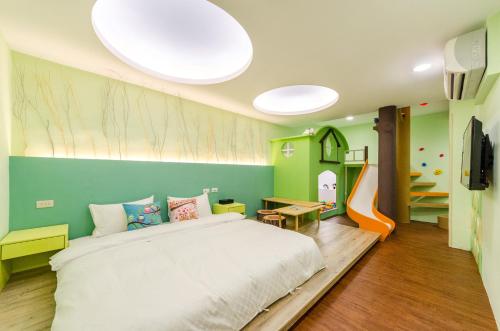 1 king bed, 1 bunk bed