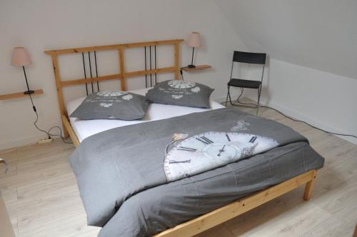 Petite maison aux volets bleus gîte à louer Saint-Amand-en-Puisaye