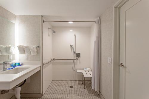 King Room - Mobility Access/Roll in Shower - Non-Smoking