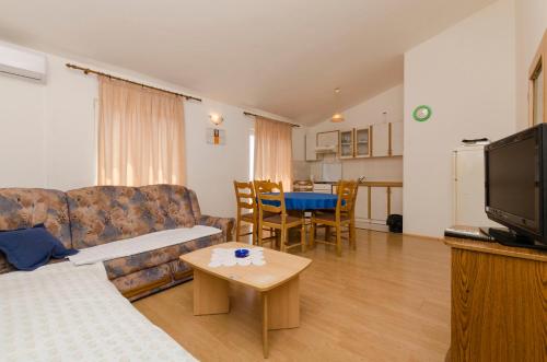 Apartments Biserka - image 5