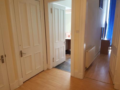 Bentinck Street Ground Floor Apartment - image 2