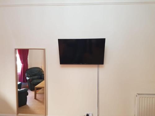 Bentinck Street Ground Floor Apartment - image 13