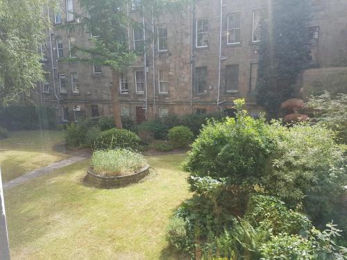 Bentinck Street Ground Floor Apartment - image 4