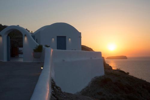 Akrotiri Cove - image 11