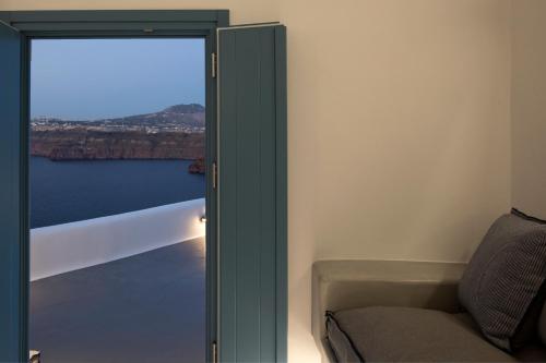 Akrotiri Cove - image 5