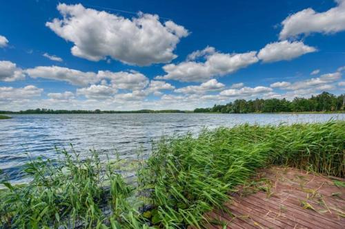 Luksusowy, ogrodzony dom na Mazurach z dojsciem do jeziora, łodzia i ochrona 24h 'Osada Zamkowa'