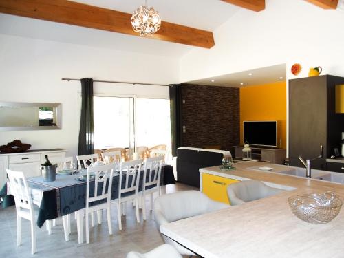 Les Grands Prés des Baronnies (Les Grands Pres des Baronnies) in Cavaillon