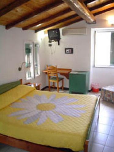 a bedroom with a bed and a table, Locanda Ca Dei Duxi in Riomaggiore