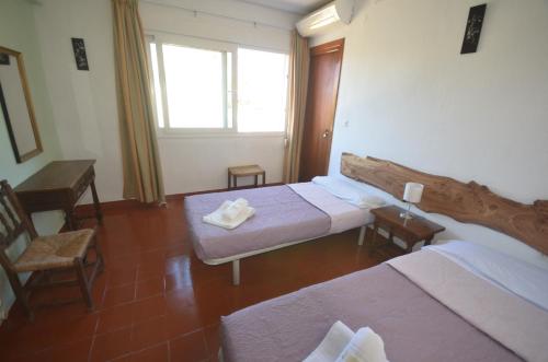 Twin Room image 6