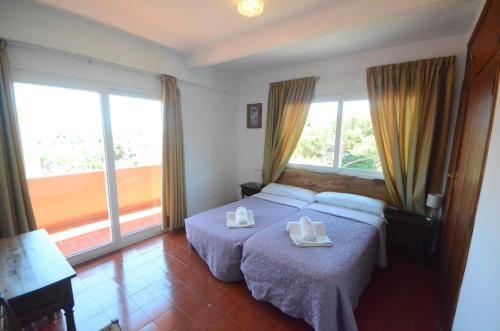 Double Room with Balcony image 4