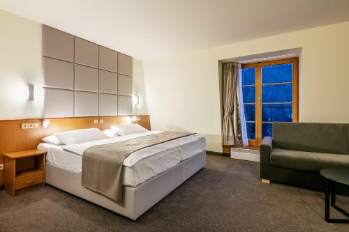 1 queen bed, 1 twin bed, 1 sofa bed