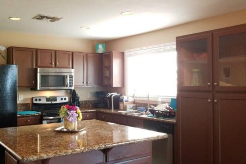 Beautifully remodeled house with great mountain views. photo 1