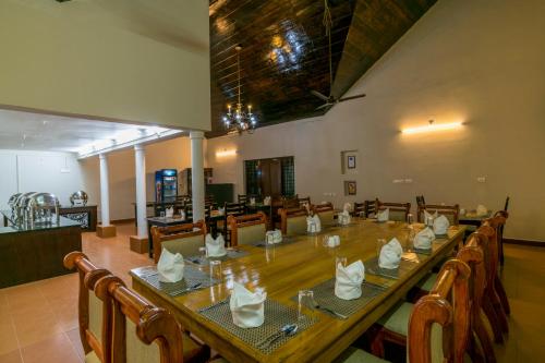 Restaurant, Warmth Lake Haven Island Resort in Kuttanad Taluk