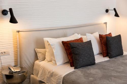 1 queen bed, 2 sofa beds