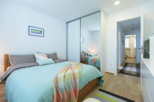 Spacious modern apartment close to the beach