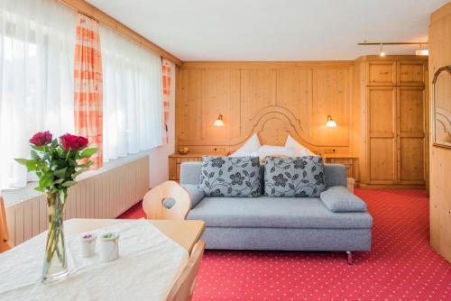 1 queen bed, 1 sofa bed