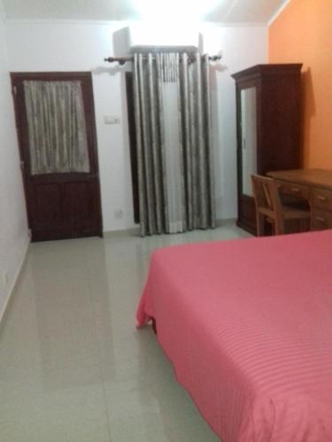 1 queen bed, 1 sofa bed
