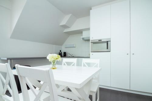 Family Room image 9