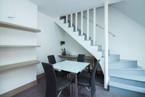 Family Room image 1