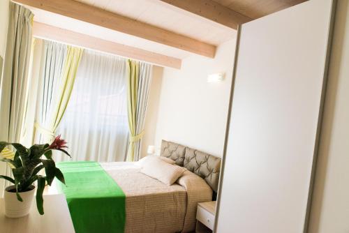 1 queen bed, 1 sofa bed